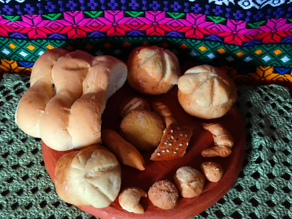 3rd PLACE by judges vote “Pan para la tertulia y panitos de San Antonio para recordar la infancia” by Lo Reyes. Prize: Q50